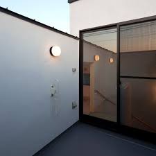 ルーフバルコニー付き 都会に建つお洒落な狭小住宅 homify 狭小住宅 インテリア ベランダ リビング バルコニー