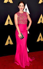 Emily blunt's height is 5 feet 7 inches (1.7 m) and her weight is 52 kg (115 lbs). Emily Blunt Height And Weight Stats Pk Baseline How Celebs Get Skinny And Other Celebrity News