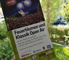 Parkeintritt 3 euro, ermäßigt 1,50 euro, jahreskarteninhaber haben freien eintritt weitere infos: Lichtenrade Berlin De Klassik Und Feuerwerk Im Britzer Garten Begeistert