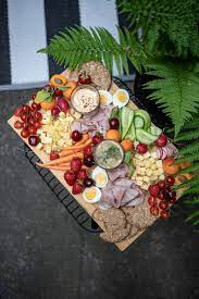 Die vorbereitung solch eines midsommar buffets ist wirklich easy machbar. Midsommar Buffet Rezepte Sommerliche Tischdeko Ideen Und Mittsommer Diy Blumenkranz Trickytine
