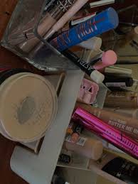 la classica ragazza che avrebbe (quasi) tutto loccorrente per registrare i  video su tiktok e diventare una di quelle di influencer che non fanno un  cazzo invece di lavorare tutto il giorno