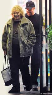 Former mrs america lisa christie, who alleges misconduct by bill cosby, holds up photos of her younger self during a news conference at the law office of attorney gloria allred in los angeles. Tom Jones Wife Is His Harshest Critic Znamenitosti