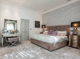 الأبواب الرمادية