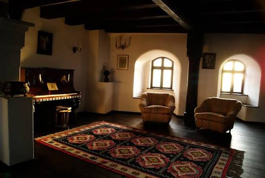 File:Castelul Bran, interior.jpg - Wikimedia Commons