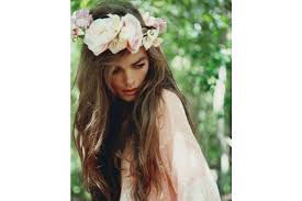 La couronne de fleurs commencera vraiment à apparaître dès que vous aurez ajouté le plus de fleurs possible. Coiffure Boheme Le Foulard Hippie Chic De Gigi Hadid Coiffure Boheme 25 Idees Reperees Sur Pinterest