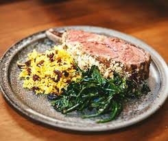 Kalbskotelett Braten Mit Asiatischer Kruste Und Ofenspinat Kalbskotelett Braten Kalbskotelett Lebensmittel Essen