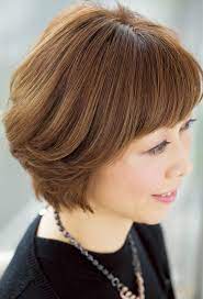 白髪があっても明るい色を楽しみたい カラーリングとレイヤーで立体ショートに 40代のショートヘア 40代 ヘアスタイル ヘアスタイル 明るい色