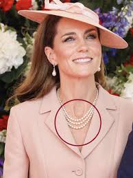 🔵AN ICONIC JEWEL: Princess Catherine was wearing the iconic Queen  Elizabeth's Three- Satand pearl necklace worn in multiple occasions by the  Late Queen. When the Queen came to the Throne in 1952,