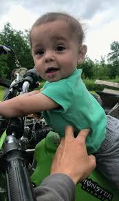 Baby sure does love moving around. It really loves moving for daddy 😍 and  then dances for me when i m laying down 😆