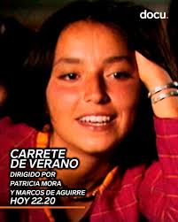 ☀️⛱ Un viaje al pasado, al litoral central de 1984. Nos detenemos en  distintos grupos de jóvenes que disfrutan sus vacaciones, reconocerás a más  de alguno, como una adolescente Javiera Parra, entre