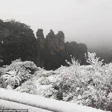 The famed three sisters rock formation is located 120 kilometres west of sydney on the northern escarpment of the jamison valley. Pin On Black Beauty