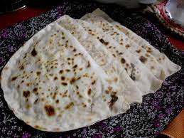 Oldukça doyurucu bir lezzet olan etli ekmek yapması biraz zahmetli olsa da pratik bir şekilde tüketilmesiyle tercih ediliyor. Kastamonu Etli Ekmek Tarifi Ve Malzemeleri