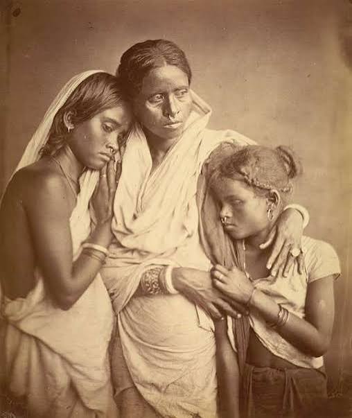 Portrait of three women, probably a mother and her two… — PICRYL - Public Domain Media Search Engine
