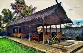 Rumah adat sunda ini memiliki keunikan yang terletrak pada bagian atapnya yang menyerupai badak yang sedang menguap dan sehingga dinamakan sama seperti kebaya, batik merupakan pakaian adat suku jawa yang sangat dikenal oleh masyarakat. Nama Rumah Adat Sunda Beserta Gambar Dan Penjelasannya