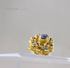 明金镶宝花顶簪湖北蕲春雨湖村都昌王墓出土蕲春县博物馆藏the ming dynasty 1368 1644 gold top hairpin inlaid gemstone unearthed from qichun hubei china qichun msueum 簪首菊花形花心嵌蓝宝石