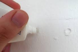 Die löcher für die beiden stockschrauben sollten etwa 10 mm größer sein als die schrauben selbst. Bohrlocher Fliesen Hausmittel Tipps Frag Mutti