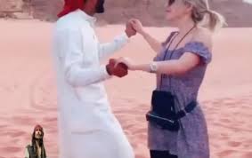 فيديو رقص فتاة أجنبية وشاب سعودي على تلال مدائن صالح يثير الجدل على حرمة دخولها ميدل ايست الصباحية