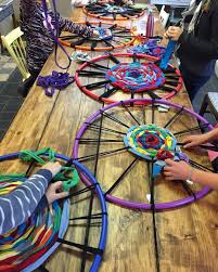 Kreativny Diy Napad S Navodom Urob Si Sam Na Originalny No Tradicny Kobercek Ktory Vytvorite Pomocou Hula Hoop A Trickovej Weaving Art Hula Hoop Rug Weaving