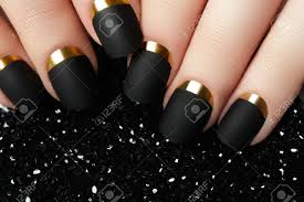 Bonjour je suis prothésiste ongulaire certifier par le centre nail art institute à poitiers je vous propose mes services n'hésiter pas à me contacter je me déplace ou peut. Noir Mat Vernis A Ongles Ongle Manucure Avec Noir Mat Vernis A Ongles Manucure Avec Nailpolish Sombre Or Nail Art Manucure Banque D Images Et Photos Libres De Droits Image 68619638