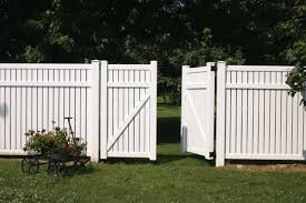 Is The Privacy Fence Made Of Plastic A Good Alternative To The Wooden Fence Decor Ideas For You 2018 Zaun Garten Garten Im Freien Gartengestaltung