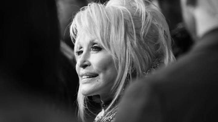 Dolly Parton: Từ cô bé nghèo vùng núi đến huyền thoại nhạc đồng quê nước Mỹ
