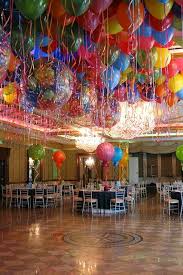 Crea Una Decoracion Unica Y Llamativa Para Tu Proxima Fiesta Pegando Globos Directamente En El Techo Utiliza Fiesta De Bar Mitzvah Globos Globos En El Techo
