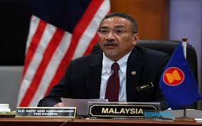 Ada beberapa kata yang beda penulisan ( dan sedikit pelafalan) tetapi memiliki arti sama, baik dalam bahasa melayu maupun bahasa indonesia. Bernama Malaysia Sokong Penglibatan Masyarakat Madani Dalam Pbb Hishammuddin