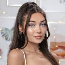 Yasmin Cox's Instagram, Twitter & Facebook