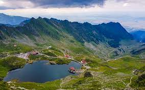 Au atras soferi din toata lumea, prin spectacolul peisajului pe care il ofera. Transfagarasan Vs Transalpina Romaniatourstore
