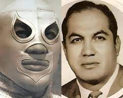 SabiasQue Rodolfo Guzmán Huerta mejor conocido como El Santo, fue el mas  famoso de los luchadores en México y se considera una leyenda del cine de  culto. Protagonizo 52 películas de enorme