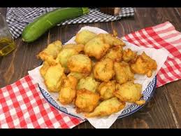 Mettetele all'interno di uno scolapasta e aggiungete un pizzico di sale. Frittelle Veloci Di Zucchine Soffici E Buone Si Preparano In Pochi Minuti Youtube