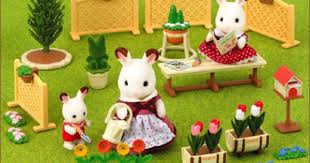 Limited Stocks Garden Set Ref O43 Sylvanianfamilies Com Miniatures Pour Maison De Poupee Maison De Poupee Familles Sylvanian