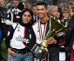Ronaldo in season 5 of fifa mobile. Ronaldo Trifft Sohn Mit Trophae Im Gesicht Auch Freundin Georgina Kriegt Was Ab