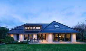 Mit Einer Schonen Beleuchtung Konnen Wir Nicht Nur Innerhalb Unseres Hauses Tolle Akzente Setzen Sondern Auch Moderne Hauser Architektur Aussenbeleuchtung Haus