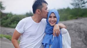 Dia juga pembimbing bagi istri dan panutan bagi anak. Istri Paling Beruntung Didunia Adalah Ia Yang Dikaruniai Seorang Suami Yang Shaleh Dan Bertanggung Jawab Humairoh Com