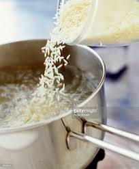 • utilisez l'eau de riz comme un élixir tonique. L Eau De Riz Un Allie Beaute Improbable Bien Au Naturel