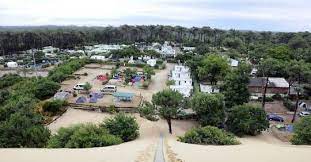 Pendant vos vacances en camping en aquitaine, près de la dune du pilat, n'hésitez pas à en faire l'escalade et à profiter d'une vue panoramique exceptionnelle sur l'océan atlantique. Lentement Mais Inexorablement La Dune Du Pyla Grignote Campings Et Foret Le Point