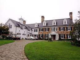 No other style of home is as varied in its roots, its looks, and its architectural choices as colonial style homes. Pin By Maria Gauld Board 3 On Board 1 B Colonial House Exteriors Colonial Exterior Colonial Renovation