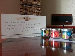 Messaggio Di Benvenuto In Stanza Con Caramelline Messaggio Di Benvenuto Messaggi Benvenuto