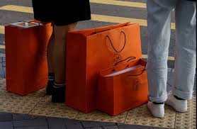 Túi Hermes, giày Dior sẽ là 'mục tiêu trả đũa' tiếp theo của Trung Quốc?