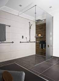 Eine dusche bodengleich zu bauen, bedeutet nicht nur das abwägen der platzverhältnisse im badezimmer oder die wahl einer form und größe für die dusche.ebenso muss bedacht werden, wie sie die ebenerdige dusche abdichten und im anschluss befliesen können. Pin Auf Bodengleiche Duschen L Walk In Showers