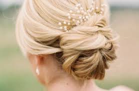 Bas, haut, vaporeux, tressé, accessoirisé… le chignon est la coiffure des futures mariées par excellence. Coiffure Mariage Chignon Bas Pctr Up