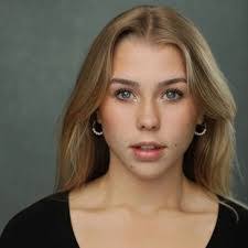 Elena Harding's Instagram, Twitter & Facebook