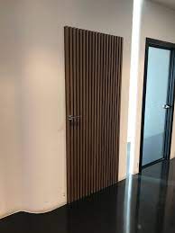 houten binnendeur met echte grove hout nerven en een moderne kruk wij leveren en plaatsen dit soort deuren echt binnendeuren ramen en kozijnen houten deuren