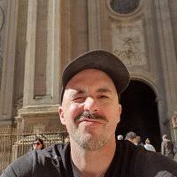 Michael Button (@Michaelknife1)