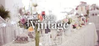 Mesita noche de estilo vintage moderno, con 1 cajón y una puerta abatible, con tiradores de diseño clásico. Boda Estilo Vintage Viaje Al Pasado Westwing