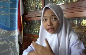 Dalam percakapan selama makan malam, baru kutahu bahwa dia mempunyai anak perempuan yang sedang sekolah di sekolah pekerja sosial di semarang. 5 Fakta Kisah Nadya Dan Nabila Saudara Kembar Yang Terpisah Sejak Lahir Bagian 1