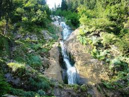 Maramuresul este un loc de poveste, care iti poate oferi peisaje impresionante, oameni deosebiti si traditii pe care le credeai de mult uitate. 10 Locuri Pe Care SÄ Nu Le Ratezi In MaramureÈ Aventurescu