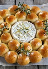 Une Idee Recette Pour Un Aperitif Original Une Brioche A Tremper Dans Du Camembert Et A Devorer Aperitif Original Recette Camembert Idee Recette