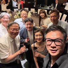 今天整天課程結束後，晚上到吉品海鮮班聚大快朵頤，吃得超滿足、聊得超開心！ 正準備搭代駕離開，好友Bob 一通電話打來，我立刻折返回海峽會。  久違重逢的樓永堅老師、鄰居Bob Chen、20 年老友